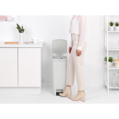 Pattumiera a pedale di colore grigio chiaro StepUp 40 litri . Realizzata con il 91% di materiale riciclato ed ideata per il riciclaggio dei rifiuti. 10 anni di utilizzo & Garanzia. Dimensioni Altezza: 66,6 cm Lunghezza: 35,2 cm Larghezza : 28 cm Capacità (lt.): 40 litri. In negozio e online su tuttochic.it
