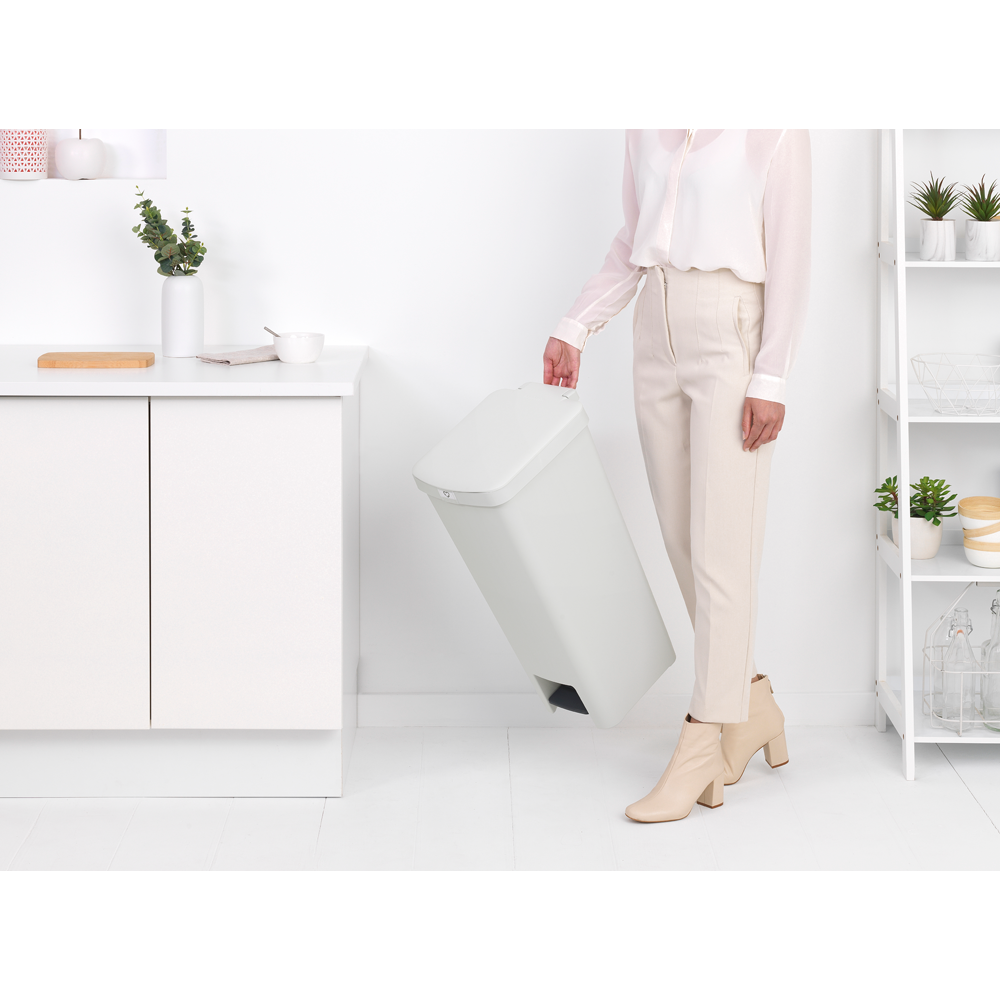 Pattumiera a pedale di colore grigio chiaro StepUp 40 litri . Realizzata con il 91% di materiale riciclato ed ideata per il riciclaggio dei rifiuti. 10 anni di utilizzo & Garanzia. Dimensioni Altezza: 66,6 cm Lunghezza: 35,2 cm Larghezza : 28 cm Capacità (lt.): 40 litri. In negozio e online su tuttochic.it
