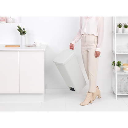 Pattumiera a pedale di colore grigio chiaro StepUp 40 litri . Realizzata con il 91% di materiale riciclato ed ideata per il riciclaggio dei rifiuti. 10 anni di utilizzo & Garanzia. Dimensioni Altezza: 66,6 cm Lunghezza: 35,2 cm Larghezza : 28 cm Capacità (lt.): 40 litri. In negozio e online su tuttochic.it
