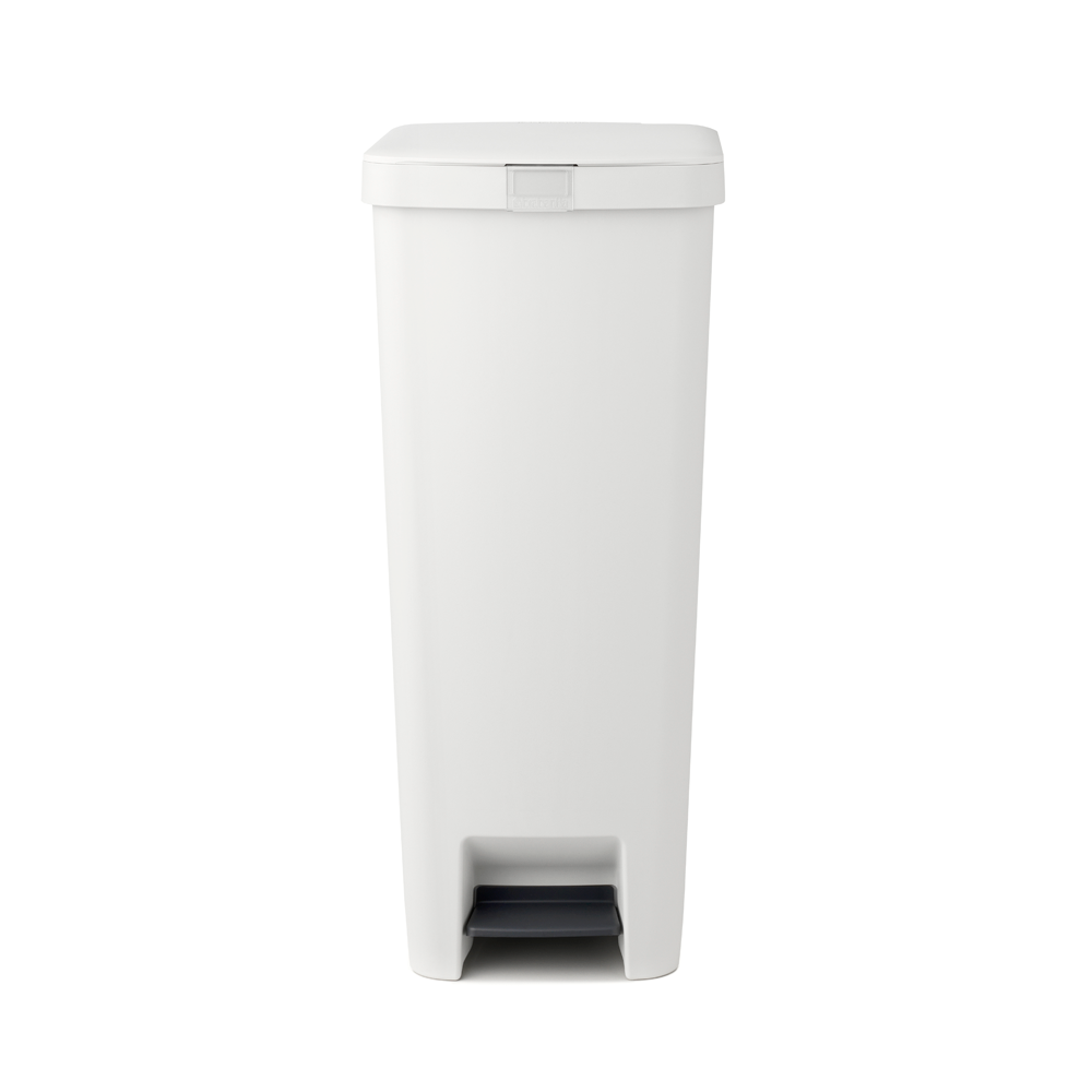 Pattumiera a pedale di colore grigio chiaro StepUp 40 litri . Realizzata con il 91% di materiale riciclato ed ideata per il riciclaggio dei rifiuti. 10 anni di utilizzo & Garanzia. Dimensioni Altezza: 66,6 cm Lunghezza: 35,2 cm Larghezza : 28 cm Capacità (lt.): 40 litri. In negozio e online su tuttochic.it