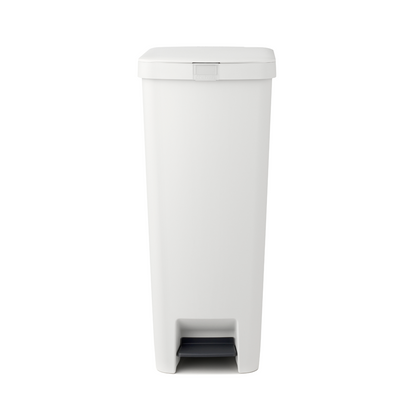 Pattumiera a pedale di colore grigio chiaro StepUp 40 litri . Realizzata con il 91% di materiale riciclato ed ideata per il riciclaggio dei rifiuti. 10 anni di utilizzo & Garanzia. Dimensioni Altezza: 66,6 cm Lunghezza: 35,2 cm Larghezza : 28 cm Capacità (lt.): 40 litri. In negozio e online su tuttochic.it