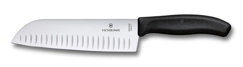 Santoku Swiss Classic con manico nero e lama alveolata La collezione di coltelli Swiss Classic di Victorinox è stata progettata per affrontare tutto ciò che si può fare in cucina. In negozio e online su tuttochic.it