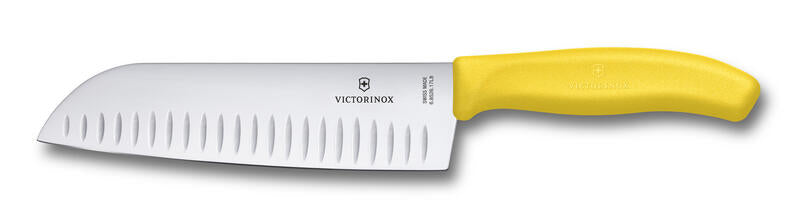 Santoku con manico giallo e lama alveolataLa collezione di coltelli Swiss Classic di Victorinox è stata progettata per affrontare tutto ciò che si può fare in cucina, 
