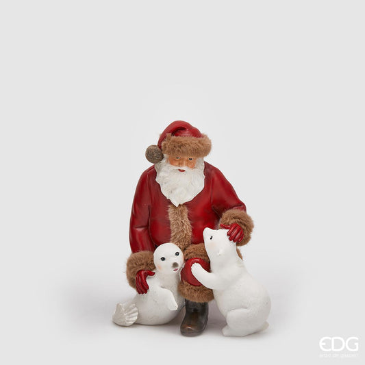 Babbo Natale con orso polare in resina decorata con particolari in peluche. Dimensioni: cm 15 x 15 x 19 h. In negozio e online su tuttochic.it 