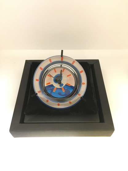 Orologio da tavolo in cristallo con decoro progettato da Beppe Facente nel 2000, Edizione Limitata, della linea "Contempora" di Ritzenhoff. Custodito in una scatola di cartone su cuscino di velluto nero. Dimensioni (orologio): cm 10 x 8 h Funzionamento a batteria (inclusa)