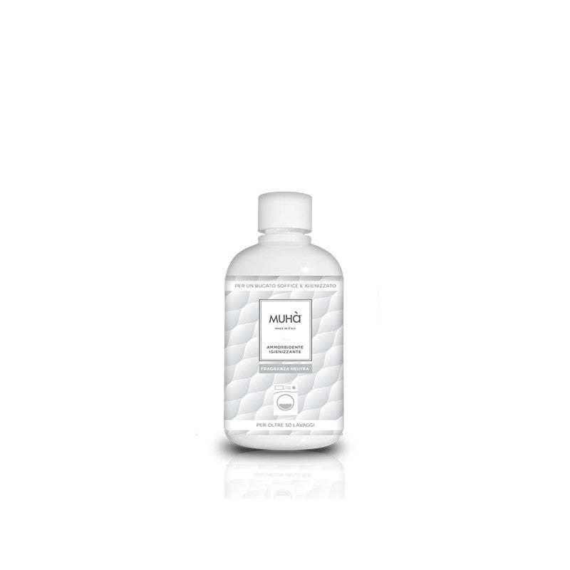 Flacone di ammorbidente neutro concentrato igienizzante Muhà da 500 ml con tappo bianco e grafica Made in Italy per la cura del bucato