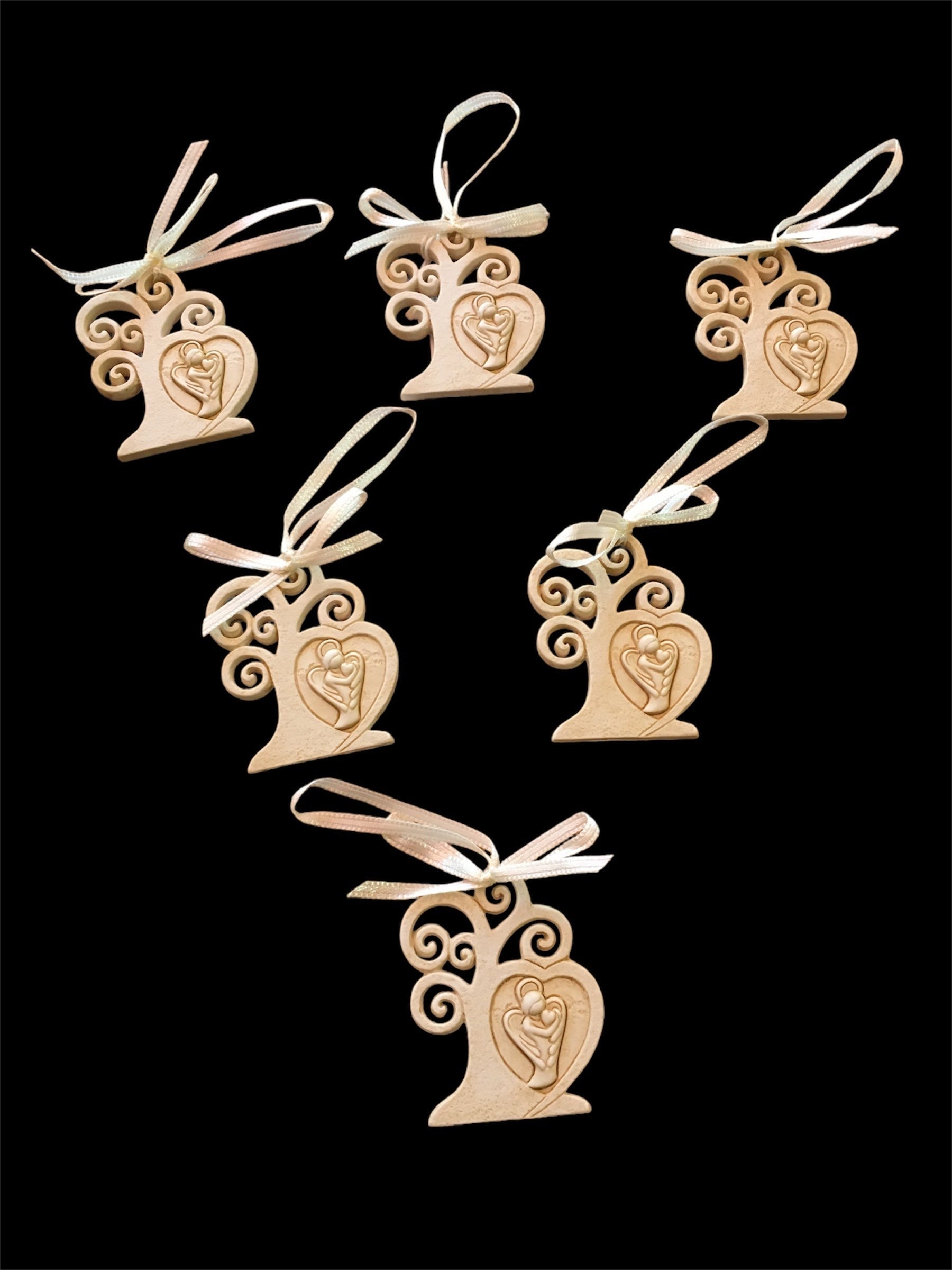 Set di 6 bomboniere Albero della Vita in resina decorata di colore beige "Angelo custode". Dimensioni singolo pezzo: cm 5 x 6 h. Confettata non inclusa. In negozio e online su tuttochic.it
