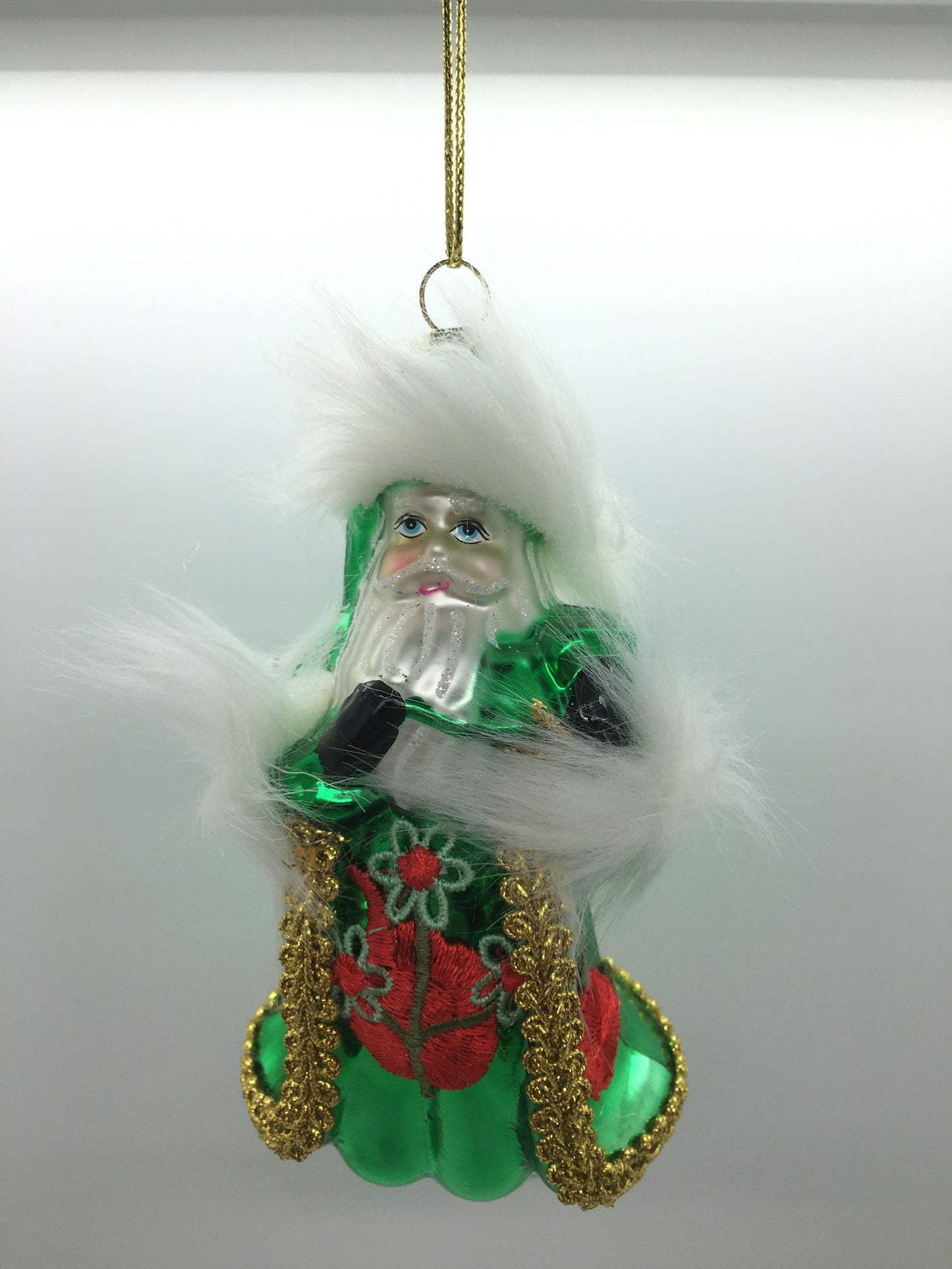 Decoro Babbo Natale in vetro decorato cm. 14 x 8. Il prodotto può essere sia appeso all'albero di Natale che poggiato su un piano.