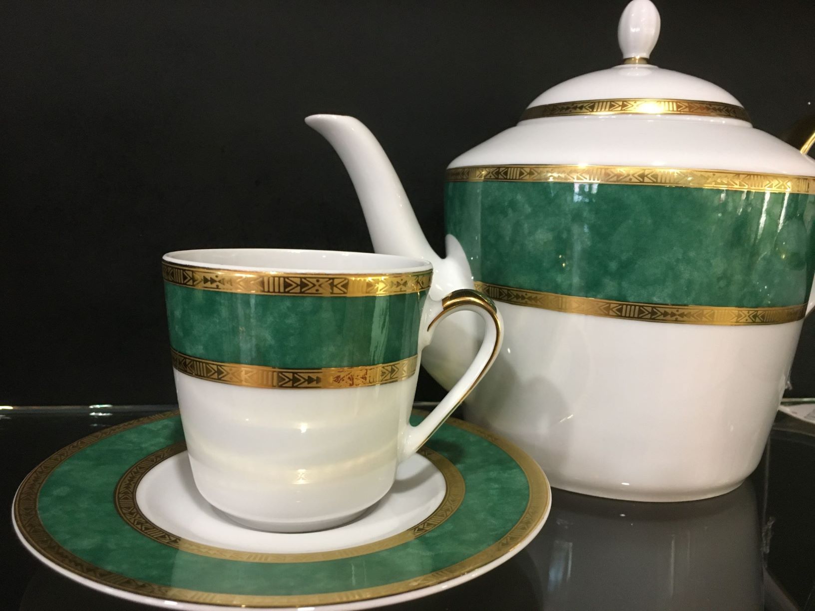 Servizio da tè in porcellana decorata con oro zecchino. Composto da : 12 tazze da tè con piatto in porcellana1 teiera in porcellana1 zuccheriera in porcellana. In negozio e online su tuttochic.it