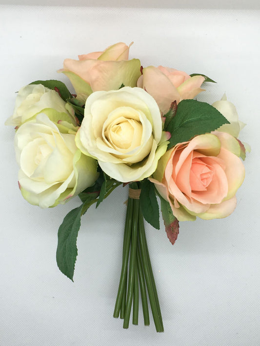 Mazzo di 7 mini rose artificiali di colori assortiti. Dimensioni: cm 23 h. In negozio e online su tuttochic.it