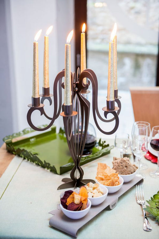 Candelabro in metallo di colore Bronzo Dimensione: diam.33x41h Arti & Mestieri