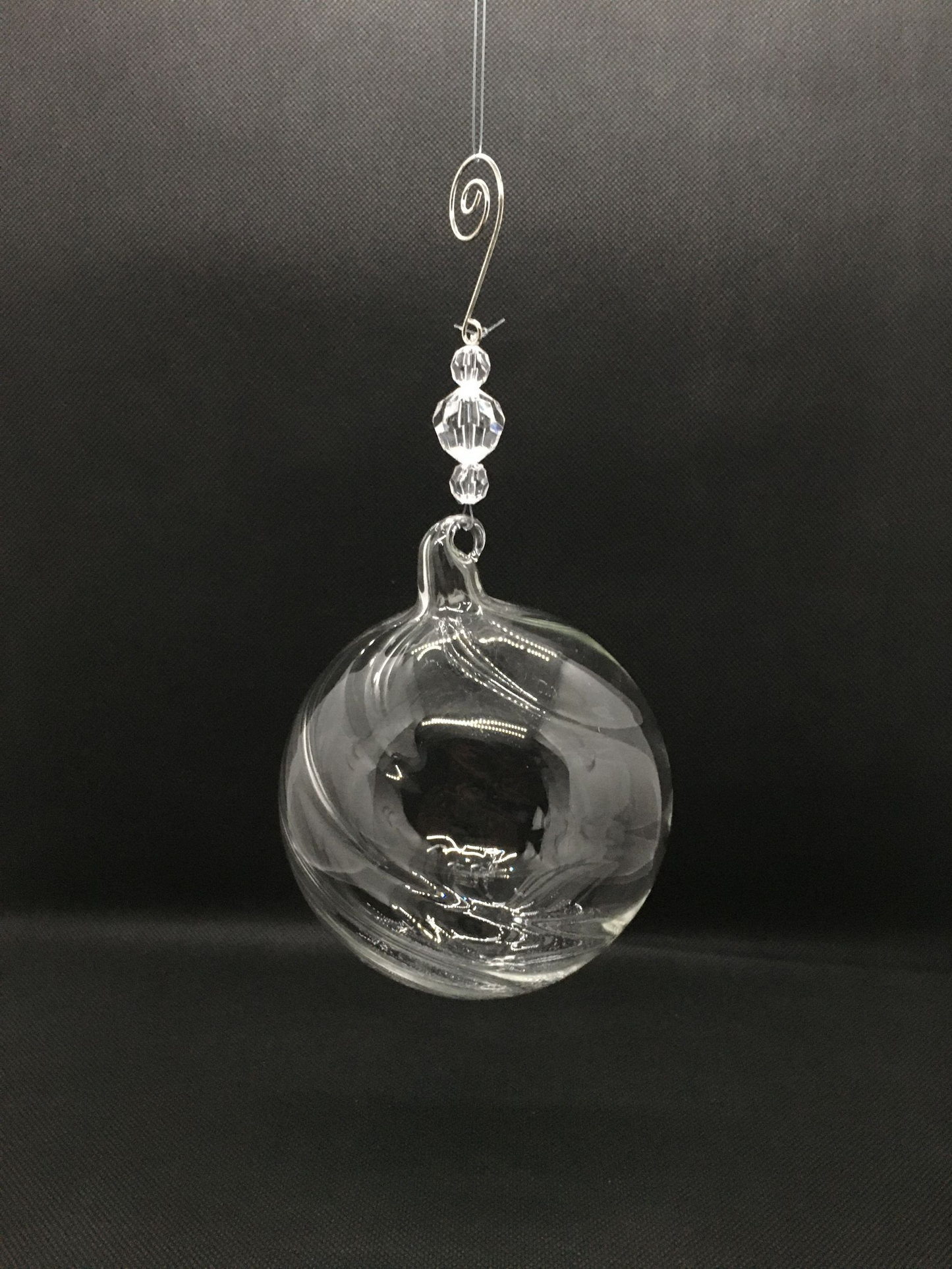 Sfera in vetro trasparente con sfere in plastica effetto diamante. Decorazione per albero di Natale. Dimensione: cm 10 x cm 16 h.