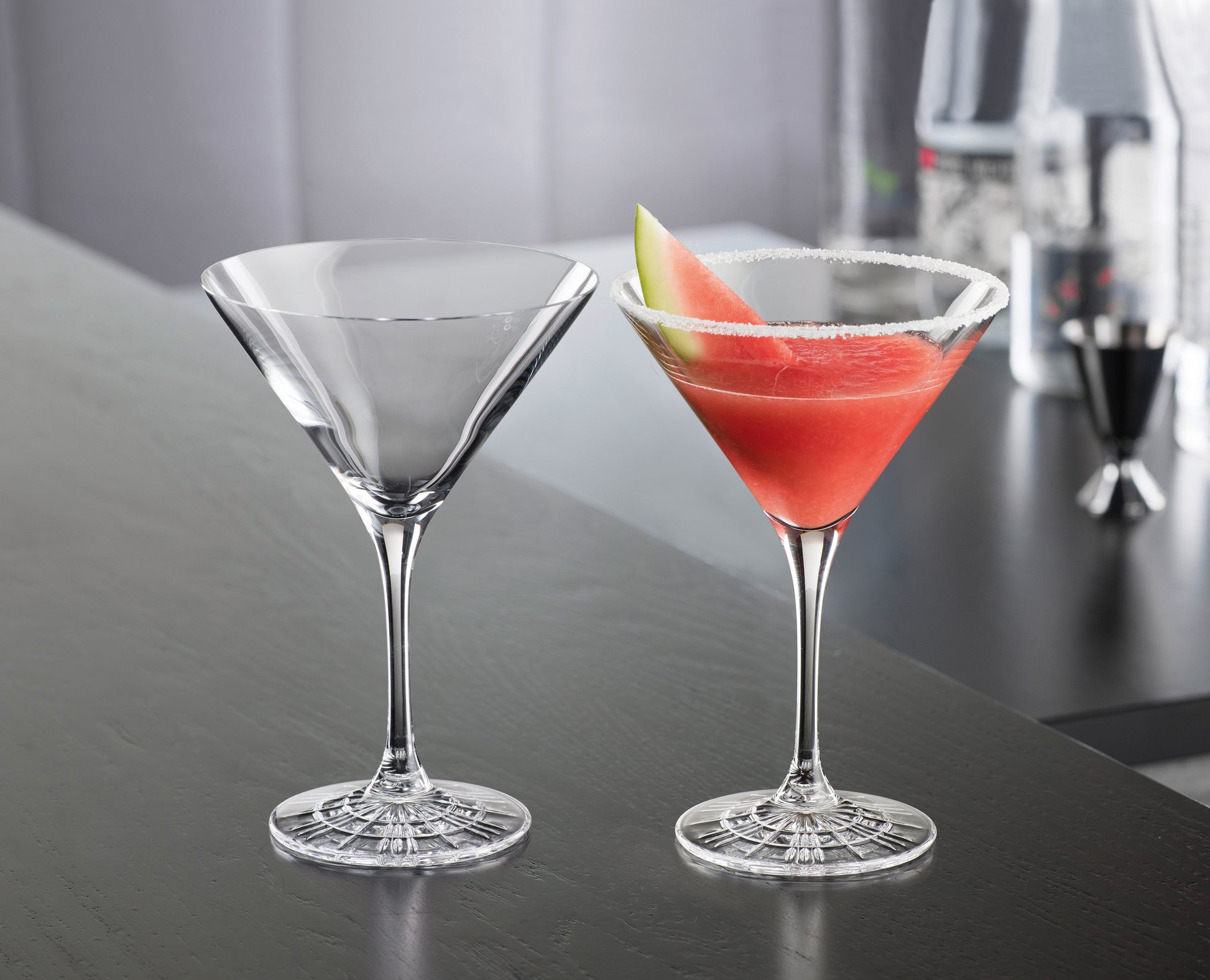 Set di 4 coppe Martini Cocktail in vetro cristallino lavorato. Dimensioni: mm 103 x 140 h - Capacità: 165 ml Lavabile in lavastoviglie. In negozio e online su tuttochic.it