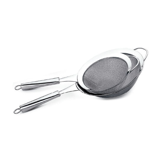 Colino cm 20 in acciaio inox. Professionali, maneggevoli e pratici, un aiuto ideale in cucina, sono adatti per la preparazione di tutte le ricette. In negozio e online su tuttochic.it