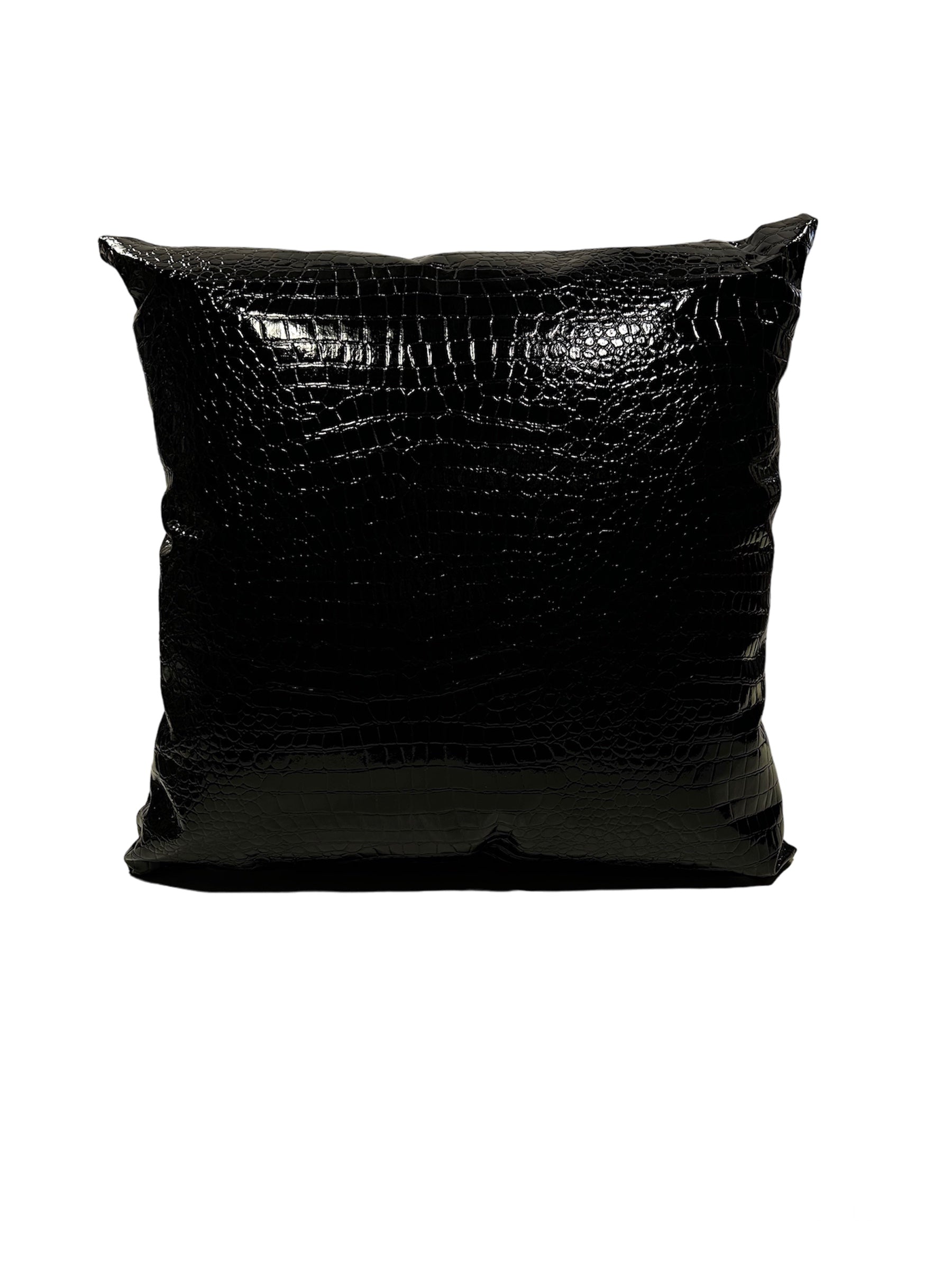 Cuscino in PVC semirigido con effetto pitonato di colore nero lucido. Interno removibile attraverso una cerniera. Dimensioni: cm 60 x 60. In negozio e online su tuttochic.it
