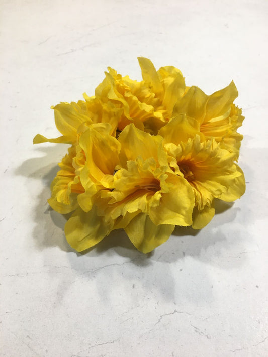 Corona girocandela decorata con fiorellini di Daffodils (Narcisi) artificiali, diametro cm 15. Ideale per candele a forma di moccolo o sfera da 5 cm di diametro. In negozio e online su tuttochic.it