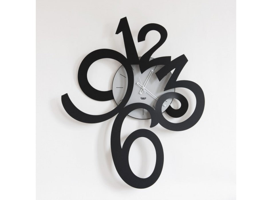 Orologio da parete in metallo di colore nero Erasmus Dimensione: 84 x 100H Arti & Mestieri. In negozio e online su tuttochic.it