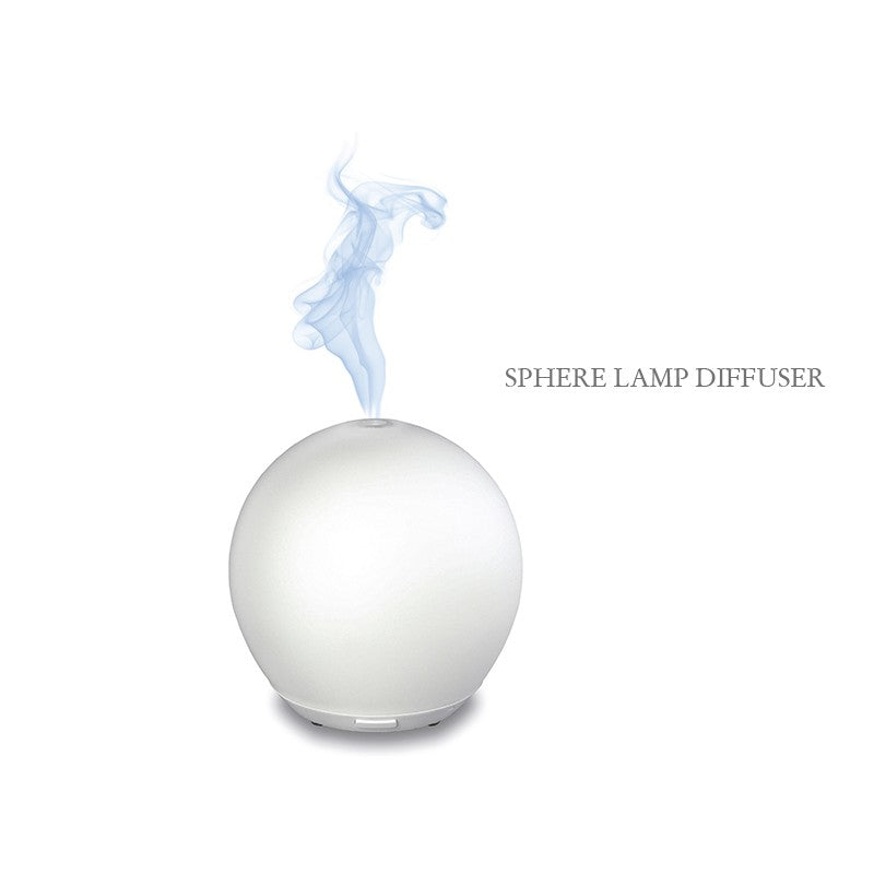 LINEA SPHERE LAMP DIFFUSER Permette di nebulizzare fragranze per creare una piacevole atmosfera MULTIFUNZIONE:• profuma piacevolmente qualsiasi ambiente• ristabilisce il corretto tasso di umidità• emana luce rilassante. Dona beneﬁci al corpo e alla psiche con la CROMOTERAPIA.  In negozio e online su tuttochic.it