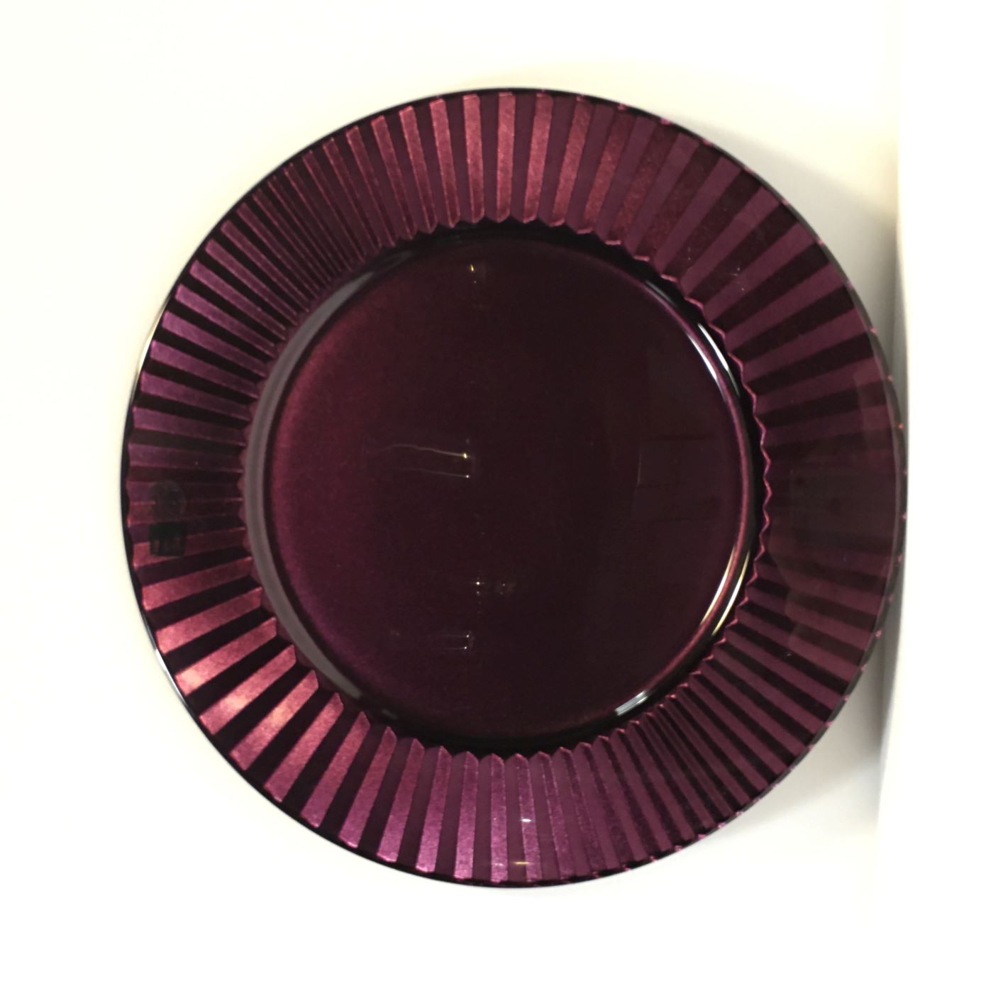 Sottopiatto vassoio tondo in vetro di colore viola. Dimensioni: diametro cm 32. In negozio e online su tuttochic.it