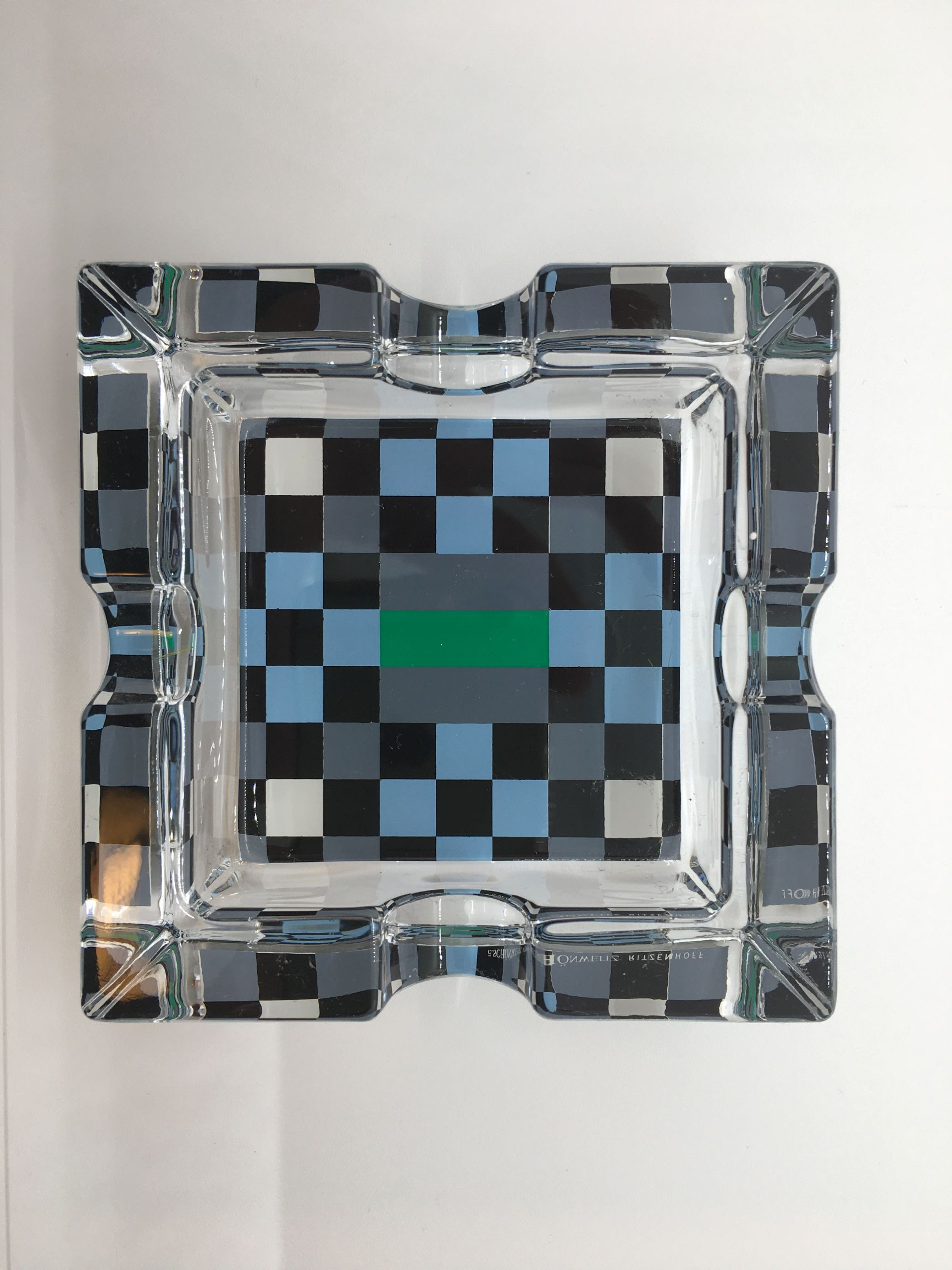 Posacenere quadrato in cristallo con decoro progettato da E. Schonweitz nel 2002, Edizione Limitata, della linea "Smoking" di Ritzenhoff. Custodito in una scatola di legno con cerniere e chiusura in metallo Dimensioni: mm. 100 x 100