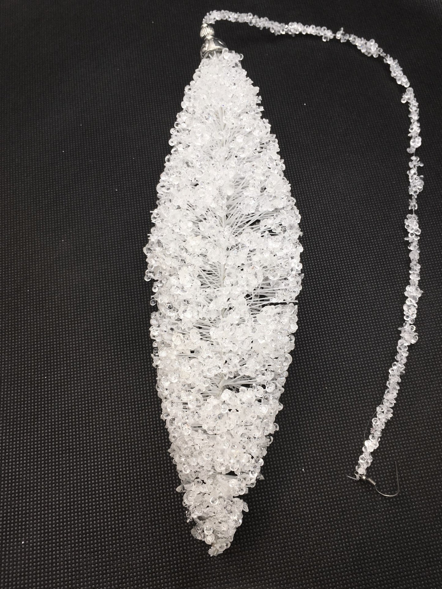 Decoro Fuso ghiacciato in acrilico bianco. Decorazione per albero di Natale e non solo. Dimensione: cm 7 x cm 60 h ( compreso il filo).