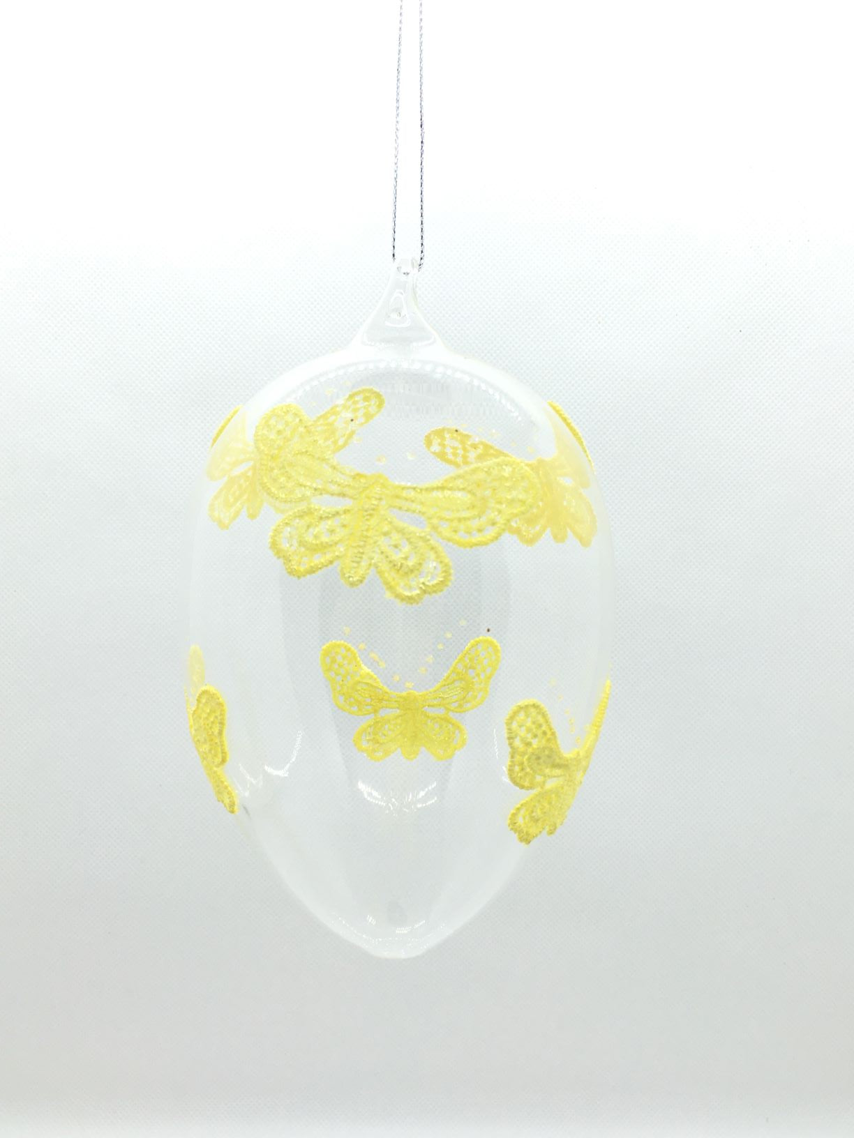 Decorazione uovo da appendere in vetro con ricamo farfalle. Dimensione: cm 9 x 16 h