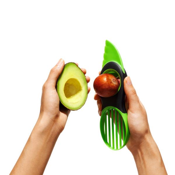Strumento ideale per dividere, denocciolare e affettare l’avocado in maniera semplice ed efficace. Il pitter si attacca al nocciolo e lo rimuove con una semplice rotazione 