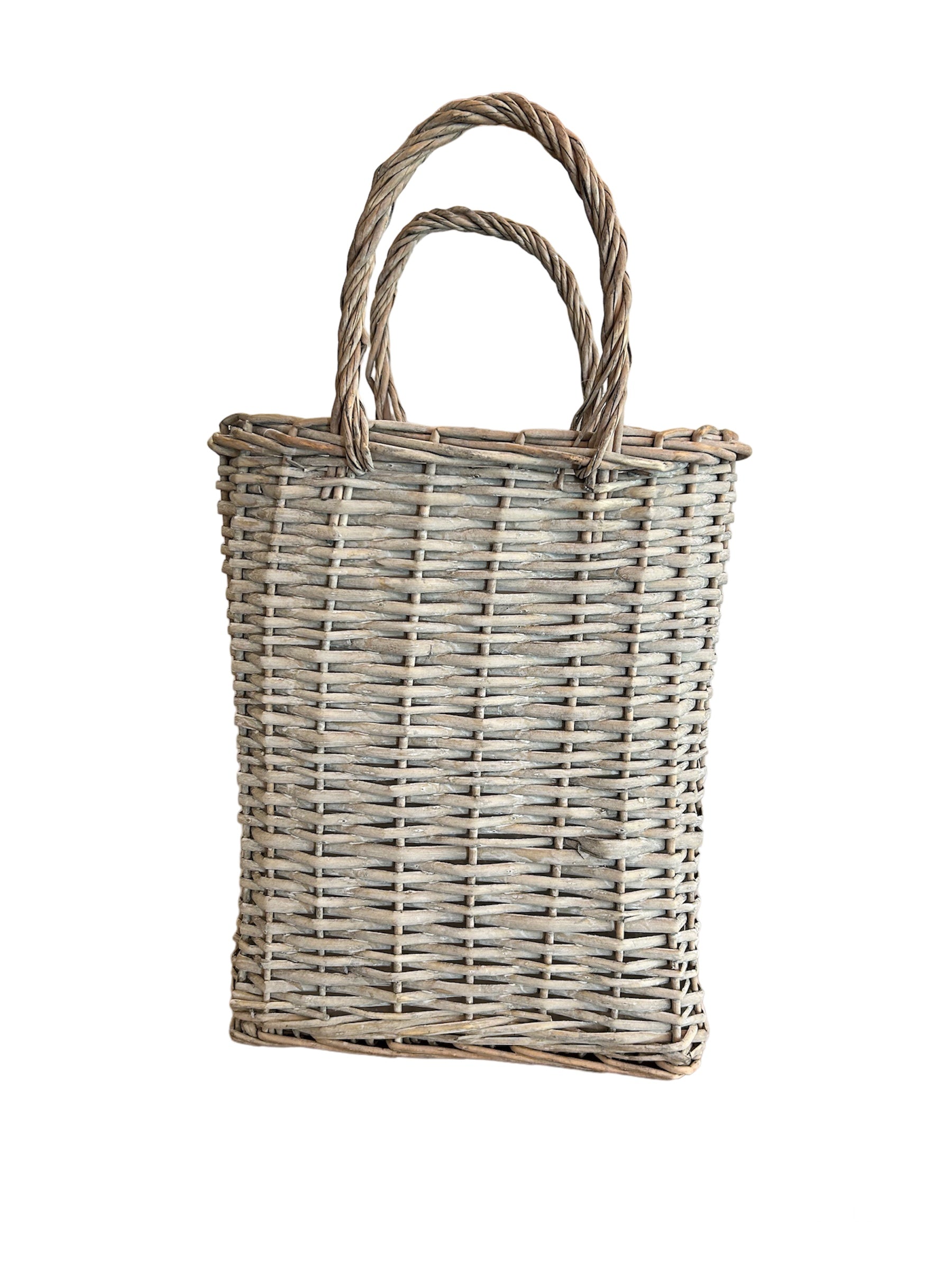 Cesto rettangolare in Rattan con 2 manici. Dimensioni: cm 40 x 27 x 68 h. In negozio e online su tuttochic.it