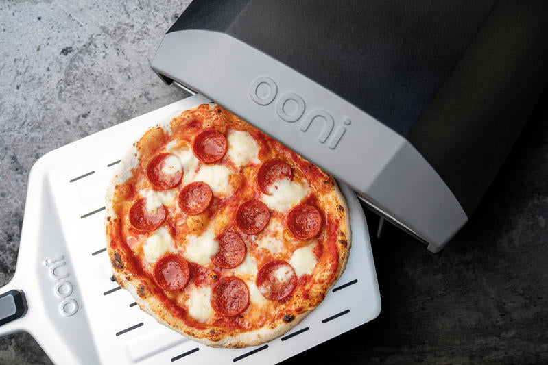 Forno portatile alimentato a gas, in grado di cucinare l’autentica pizza cotta su pietra in qualsiasi spazio all’aperto in soli 60 secondi. Accensione istantanea e controllo del calore regolabile. Dal design eccezionale, progettato per essere pratico e facile da utilizzare. In negozio e online su tuttochic.it