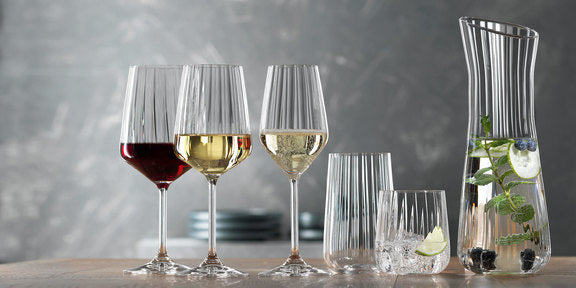 Set di 4 calici per vino bianco in vetro cristallino lavorato. Dimensioni: mm 85 x 222 h - Capacità: 440 ml Lavabile in lavastoviglie. In negozio e online su tuttochic.it
