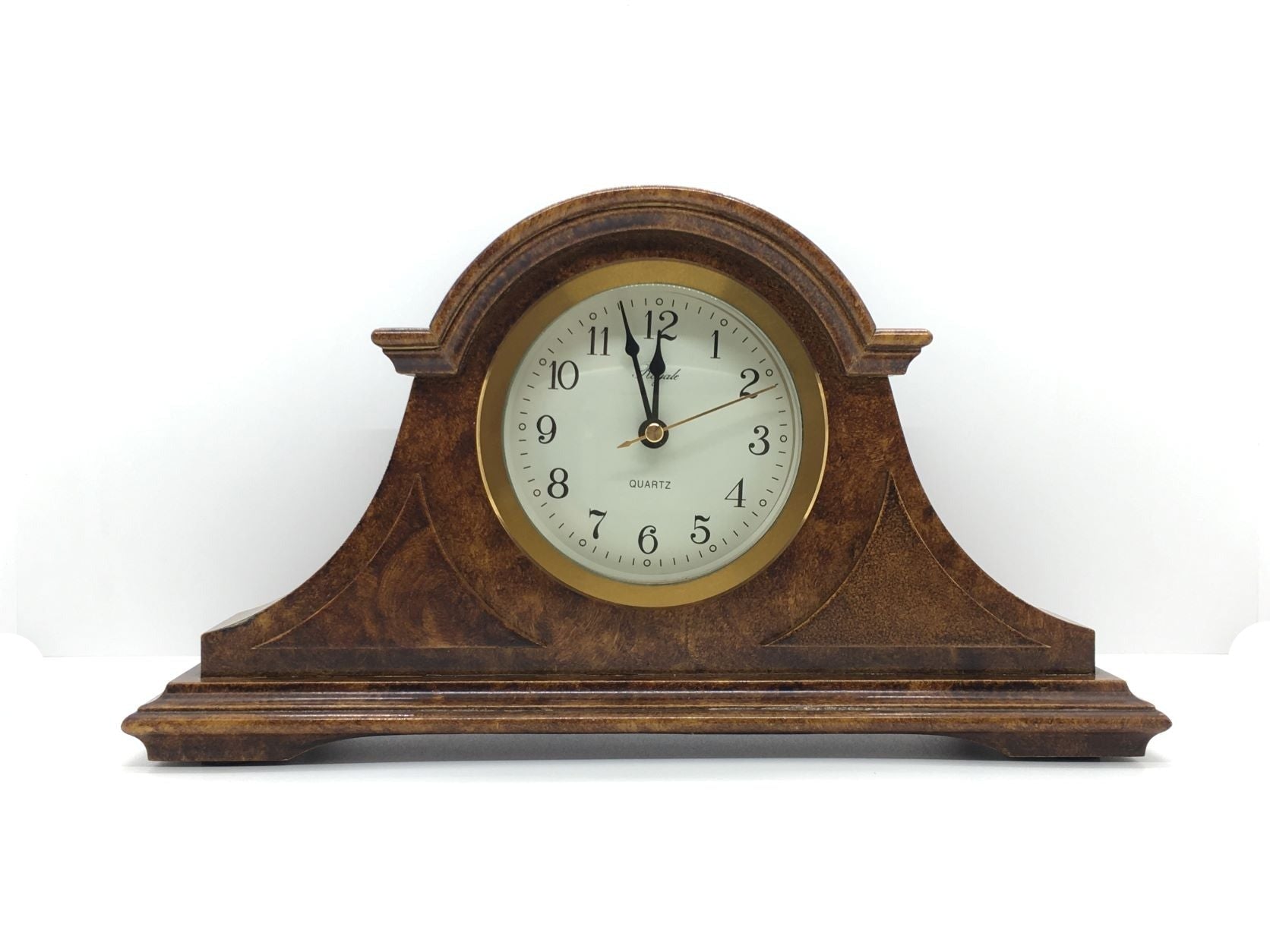 Orologio soprammobile in legno MDF in stile classico con colorazione effetto radica di noce. Dimensioni: cm 28 x 6,5 x h 15,5. In negozio e online su tuttochic.it