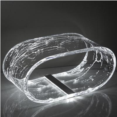 La lampada Future Marble è in cristallo acrilico. Le caratteristiche fisico tecniche del materiale, straordinario conduttore di luminosità permettono di diffondere una luce che ha il riverbero del materiale prezioso al suo interno. Dimensioni cm 33x14.5x16 h. 8 W – 24 V. 