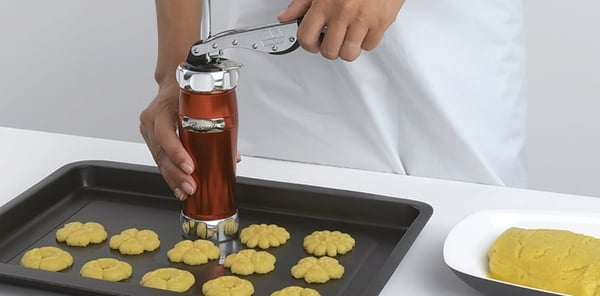 Biscuits è la pressa per fare i biscotti fatti in casa. Con pochi semplici gesti crei 20 diverse forme e 2 misure di biscotti, da decorare a piacere. Ti farà riscoprire il gusto, il profumo e la genuinità dei biscotti appena sfornati.  Dimensioni: cm 12 × 6 × 21.5 h, colore verde. In negozio e online su tuttochic.it