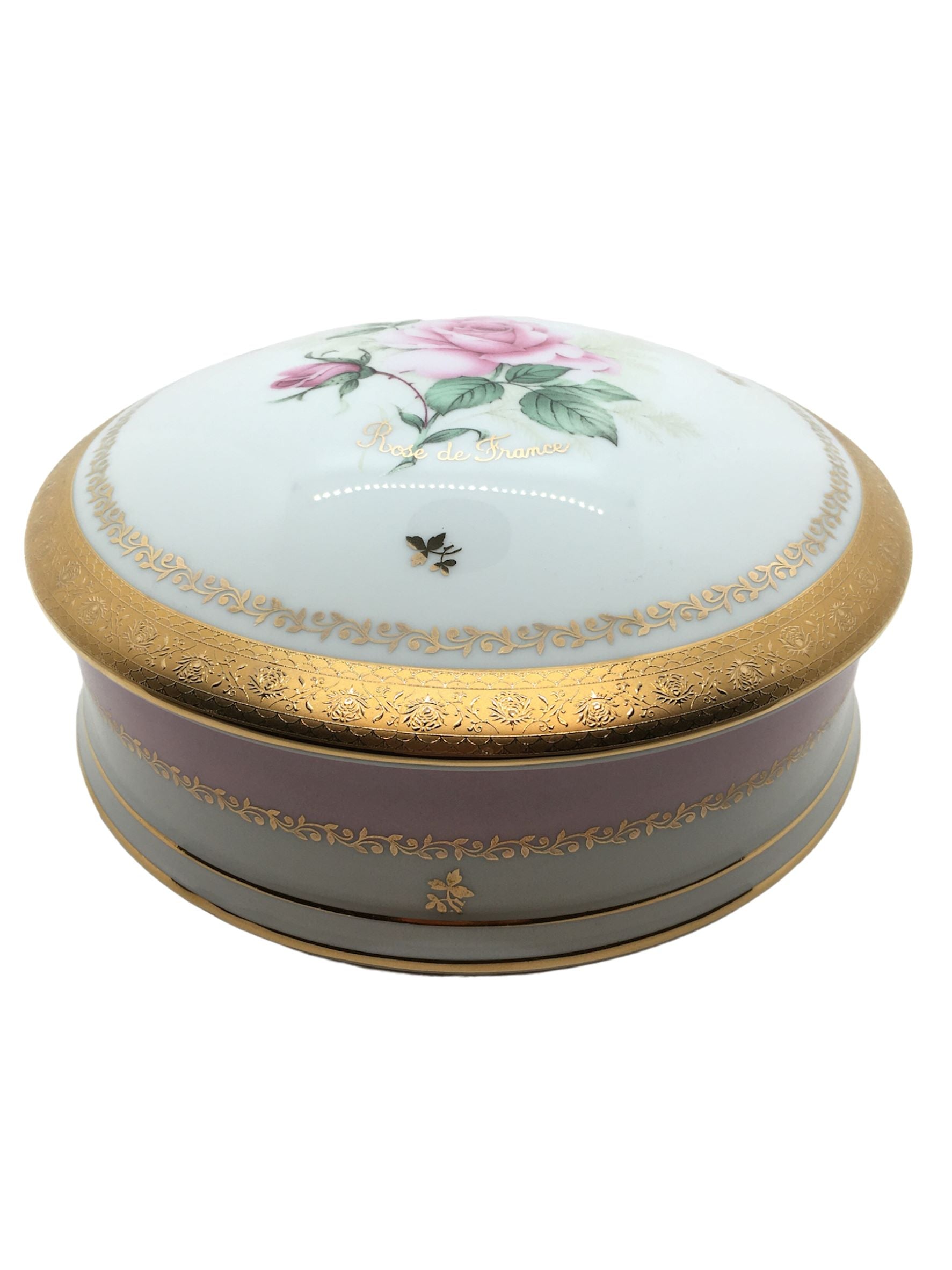 Scatola tonda con coperchio bombato in porcellana Limoges con decoro in oro zecchino. La classicità del Limoges è valorizzata dalla delicatezza del decoro e della bordatura in oro zecchino. Collezione Rose de France disegnata da Marta Marzotto.  Dimensioni: cm ø 31,5 x h 9. In negozio e online su tuttochic.it