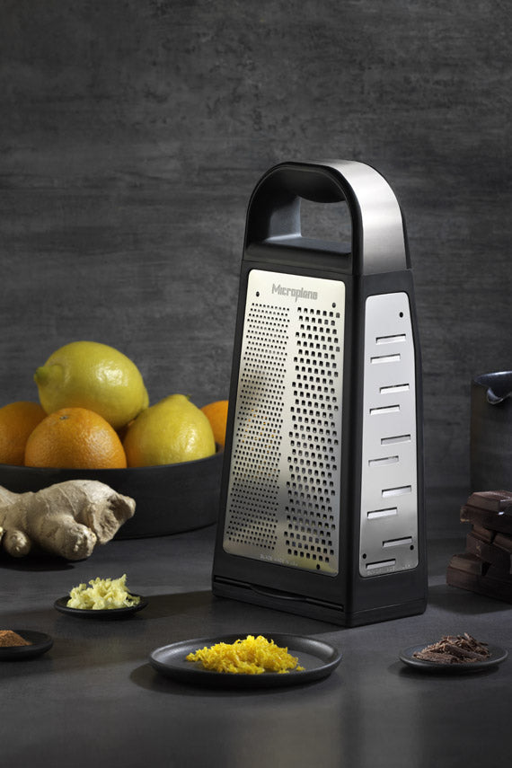 La grattugia Pentabox è la soluzione 5-in-1 per la vostra cucina. Cinque diverse e affilatissime lame foto-incise nel classico design a quattro facce vi offriranno una molteplicità di risultati. Misura: 27 cm x 13,9 cm x 9,5cm La pulizia è comoda e semplice: basta lavare in acqua corrente e lasciare asciugare Lavabile in lavastoviglie. In negozio e online su tuttochic.it