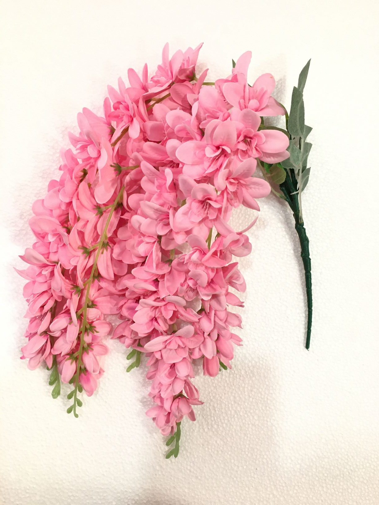 Fiore artificiale di Aelesia di colore rosa. Dimensioni: cm 68. In negozio e online su tuttochic.it