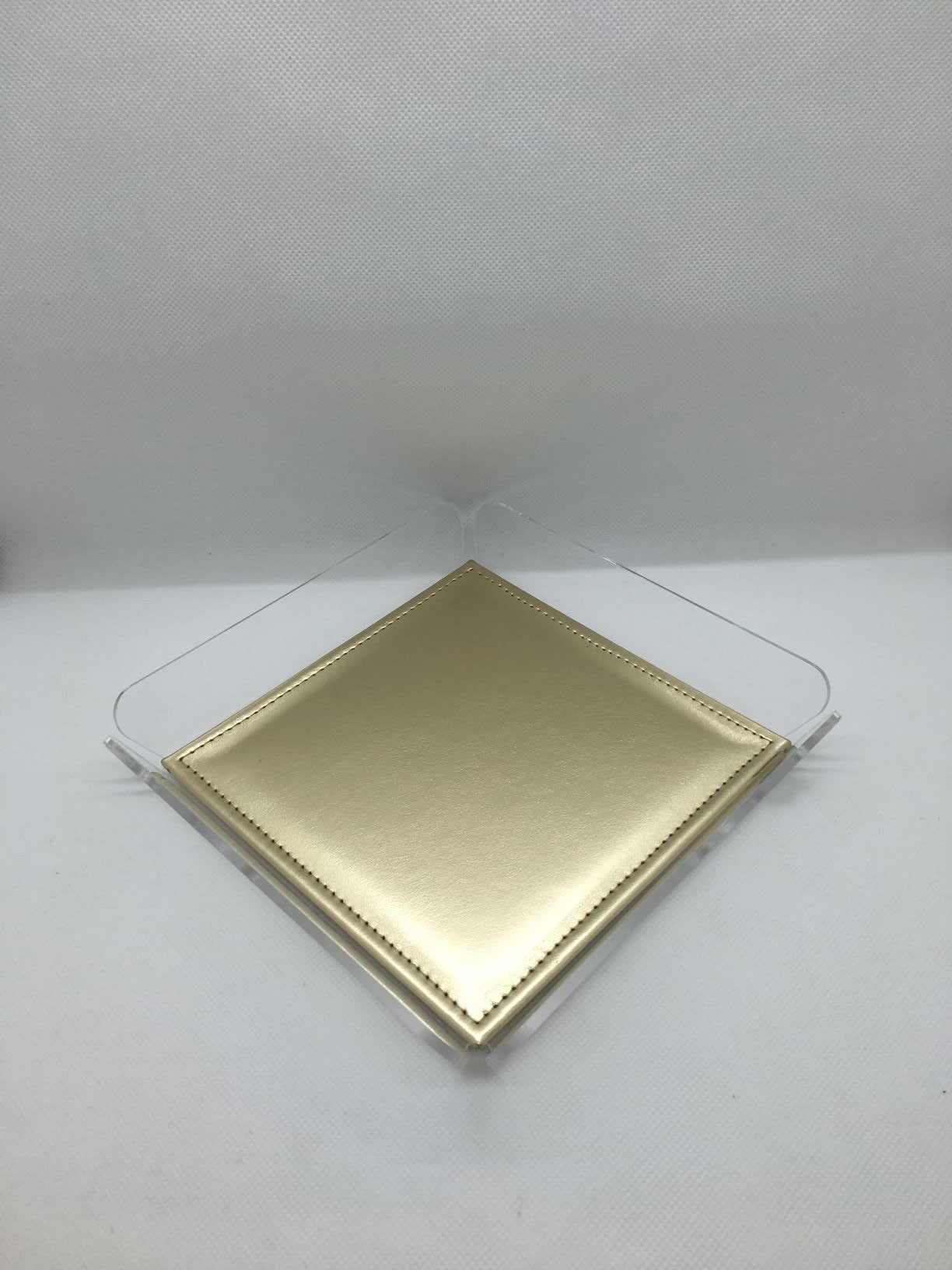 ANYTHING Vuotatasche in cristallo acrilico trasparente con cuscinetto oro. Dimensioni cm 18x18x3 h. Spessore PMMA mm 3. In negozio e online su tuttochic.it