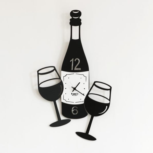 Orologio da parete in metallo raffigurante bottiglia e calici di colore nero. Dimensione: 30x55H