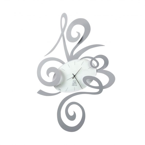 Orologio da parete in metallo di colore grigio alluminio. Dimensione: 34x51H. In negozio e online su tuttochic.it