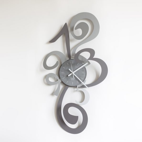 Orologio da parete in metallo disponibile in vari colori. Dimensione: 40x80H. In negozio e online su tuttochic.it