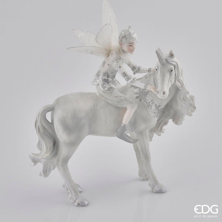 Fatina su unicorno in resina decorata con glitter e ali in metallo e velo bianco. Dimensioni: cm 20 x 24 h