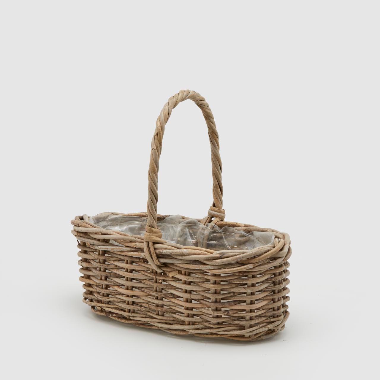 Cesto ovale in Rattan con manico. Dimensioni: cm 40 x 21 x 33 h. In negozio e online su tuttochic.it