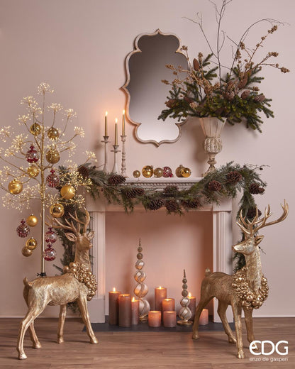Topiary è un totem decorativo natalizio, lavorato con tessuto, perline e strass. Colore : avorio, oro e bianco. Dimensioni: Ø cm 13 x 45 h. In negozio e online su tuttochic.it