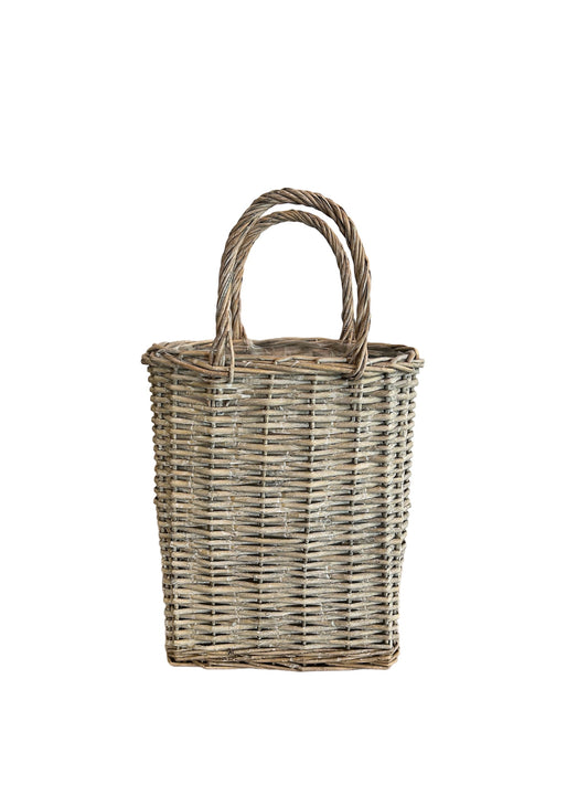 Cesto rettangolare in Rattan con 2 manici. Dimensioni: cm 35 x 21 x 57 h. In negozio e online su tuttochic.it