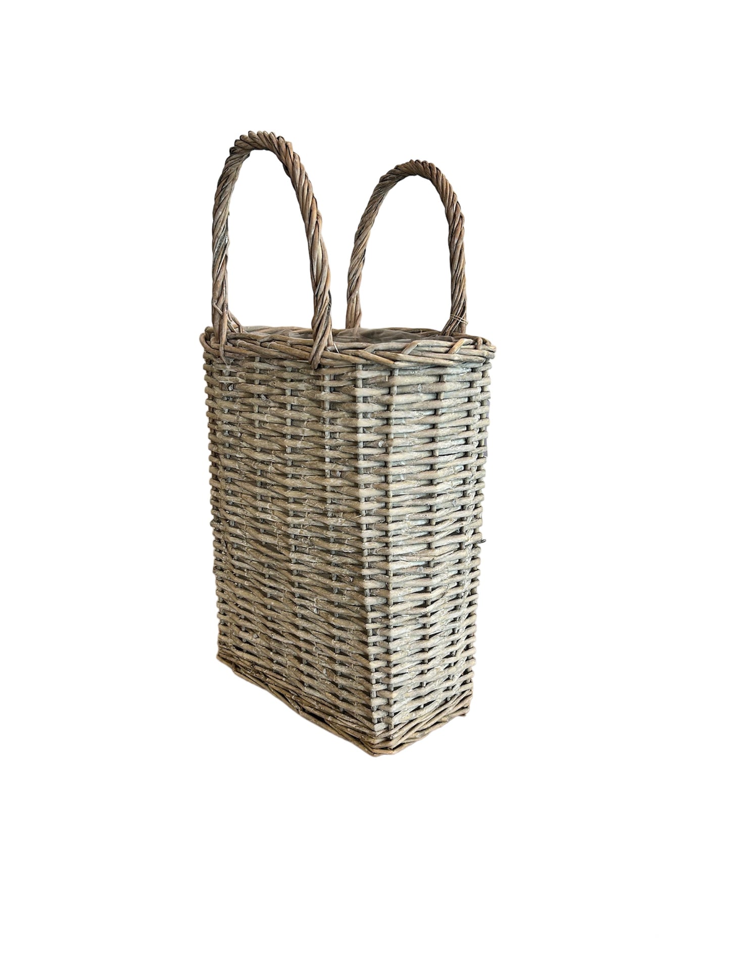 Cesto rettangolare in Rattan con 2 manici. Dimensioni: cm 35 x 21 x 57 h. In negozio e online su tuttochic.it