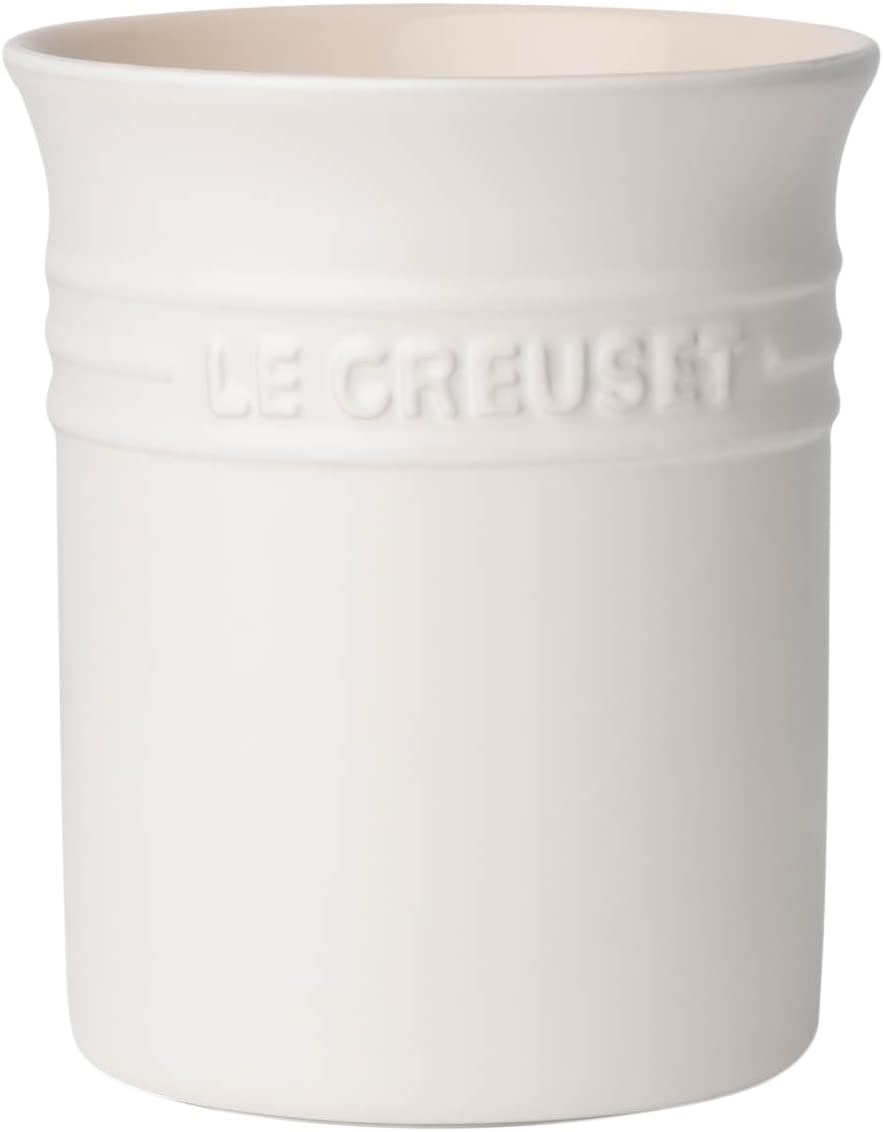 Il contenitore per spatole in ceramica di gres può contenere fino a 20 utensili da cucina Le Creuset (spatole, pennelli, cucchiai...). In negozio e online su tuttochic.it