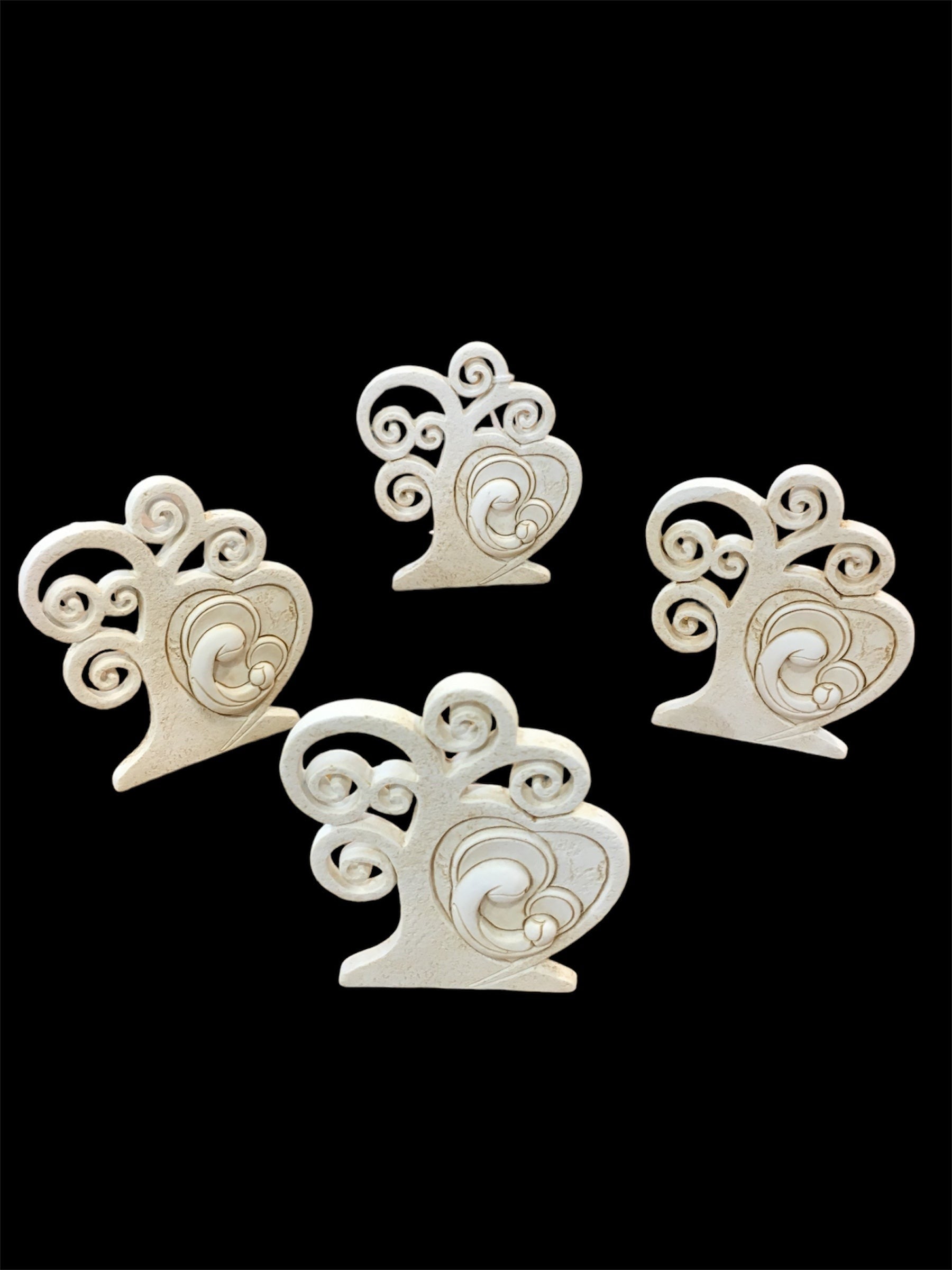 Set di 4 bomboniere quadretto Albero della Vita in resina decorata di colore beige "Madonna c/bimbo". Dimensioni singolo pezzo: cm 7 x 8 h. Confettata non inclusa. In negozio e online su tuttochic.it