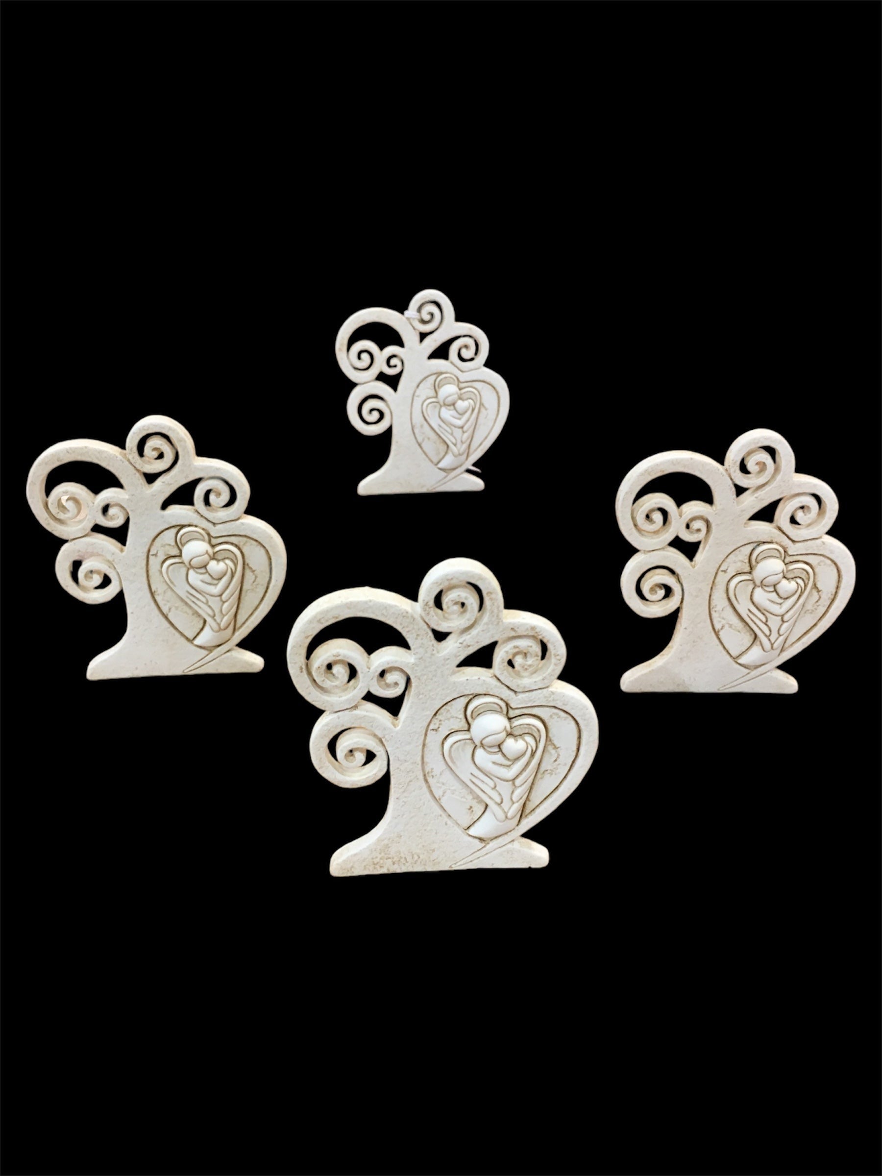 Set di 4 bomboniere quadretto Albero della Vita in resina decorata di colore beige "Angelo Custode". Dimensioni singolo pezzo: cm 7 x 8 h. Confettata non inclusa. In negozio e online su tuttochic.it