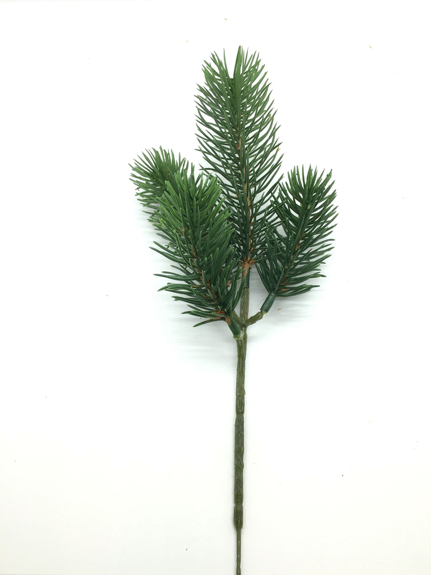 Ramo di pino composto da 4 rametti. Ideale per arricchire composizioni di fiori invernali o natalizi. Dimensioni: altezza cm 24