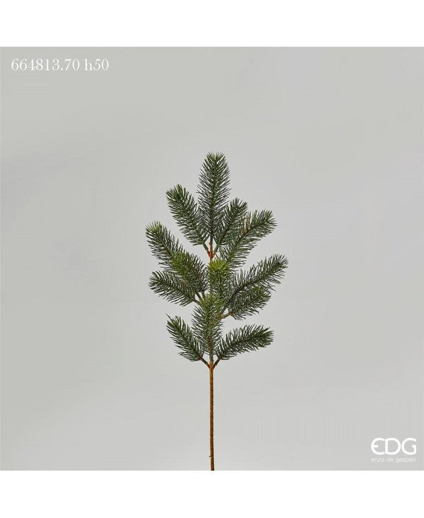 Ramo di pino composto da 13 rametti. Ideale per creare o arricchire composizioni di fiori invernali o natalizi. Dimensioni: altezza cm. 50